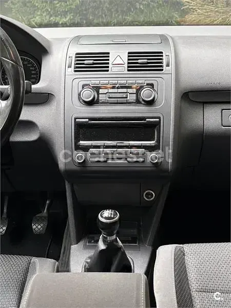 Usado VW Touran Advance 105 CV (77 kW) 2011 Gris / plata Monovolumen
