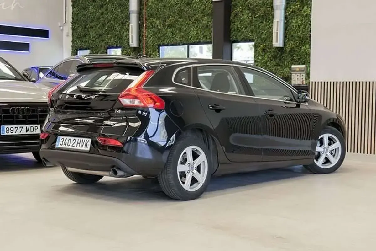 Usado Volvo V40 Momentum 180 CV (132 kW) 2014 Negro Utilitario