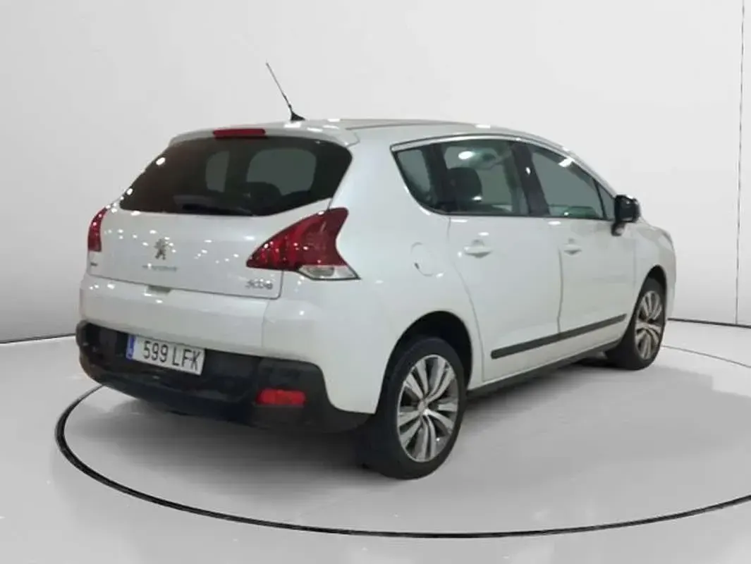 Usado Peugeot 3008 Access 120 CV (88 kW) 2016 Blanco Monovolumen