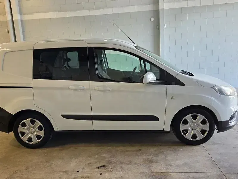 Begagnad Ford Tourneo Courier Ambiente 75 HK (55 kW) 2019 Vit Minibuss