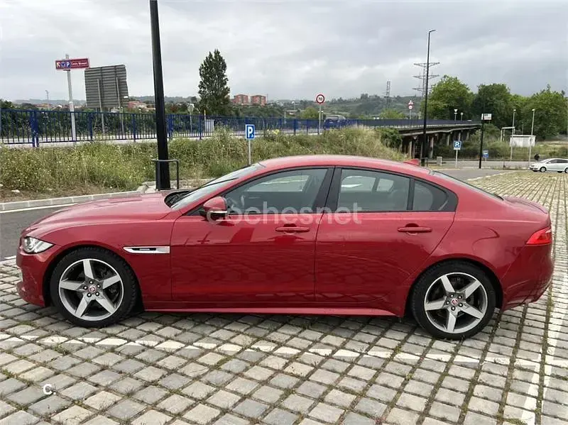 Usado Jaguar XE R-Sport 180 CV (132 kW) 2016 Rojo Berlina
