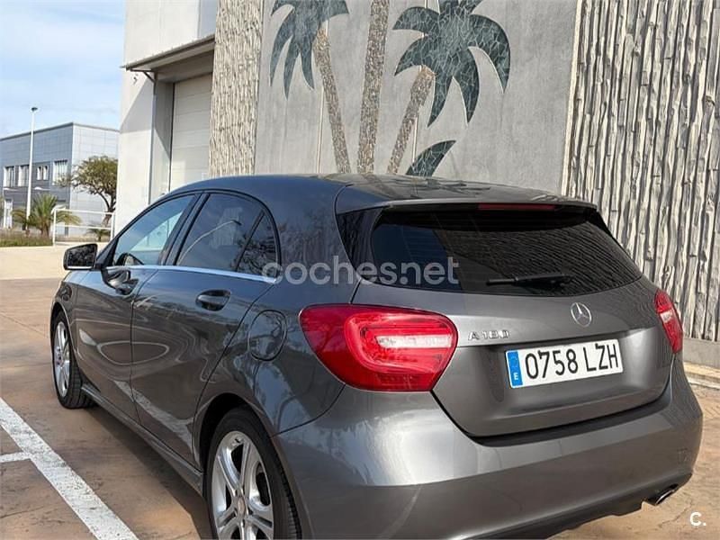 Usado Mercedes A180 Urban 122 CV (89 kW) 2015 Gris / plata Berlina