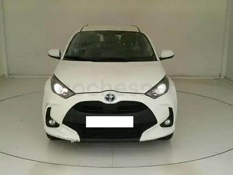 Usado Toyota Yaris Hybrid Active 116 CV (85 kW) 2022 Blanco Berlina