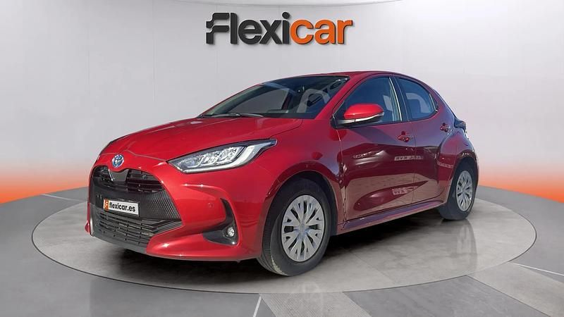 Usado Toyota Yaris Hybrid Active 116 CV (85 kW) 2023 Rojo Berlina