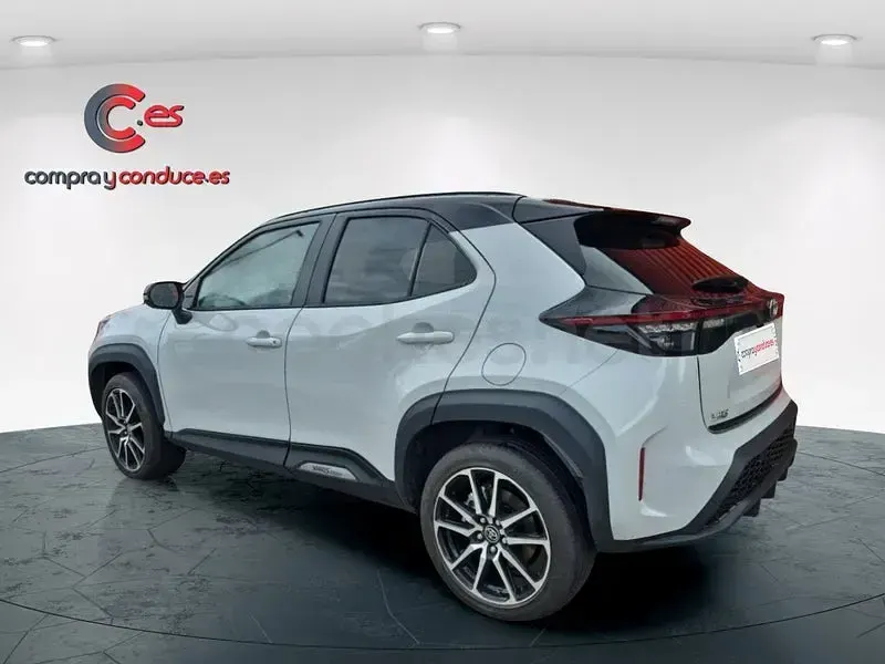 Usado Toyota Yaris Cross Sport 130 CV (95 kW) 2025 Gris / plata SUV