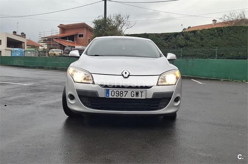 Usado Renault Mégane Authentique 100 CV (73 kW) 2010 Gris / plata Berlina