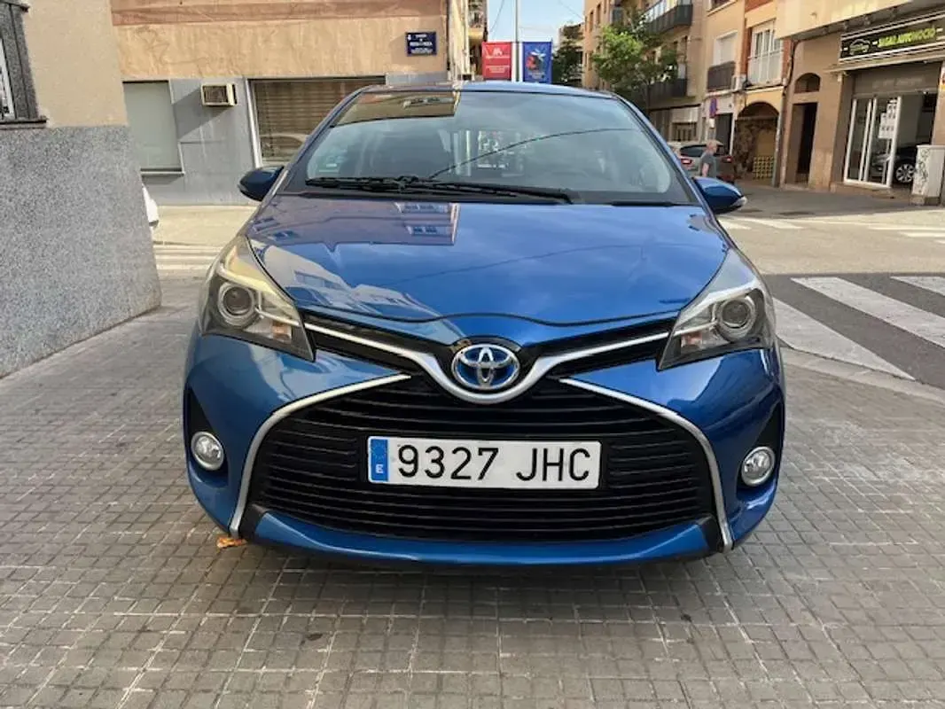 Usado Toyota Yaris Hybrid Advance 100 CV (73 kW) 2015 Azul Utilitario
