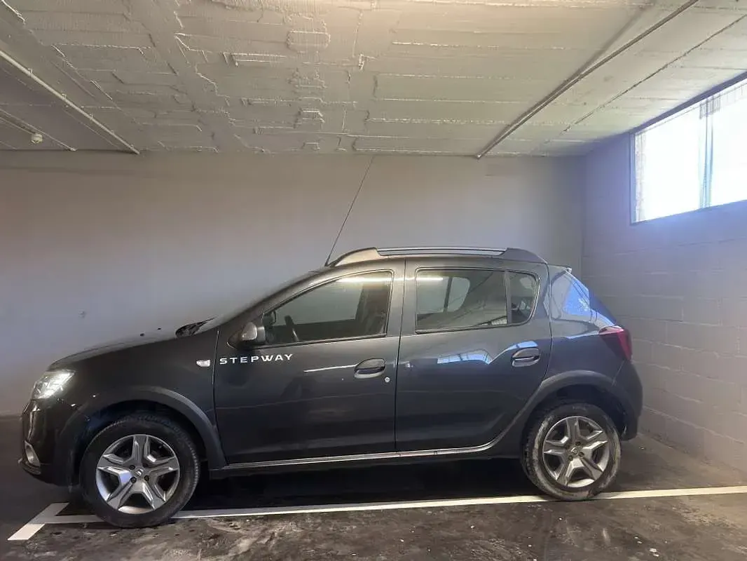 Usado Dacia Sandero Comfort 90 CV (66 kW) 2019 Gris Utilitario