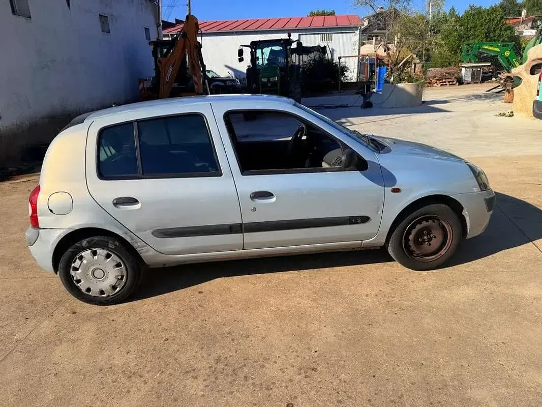 Usado Renault Clio Expression 60 CV (44 kW) 2002 Gris Utilitario