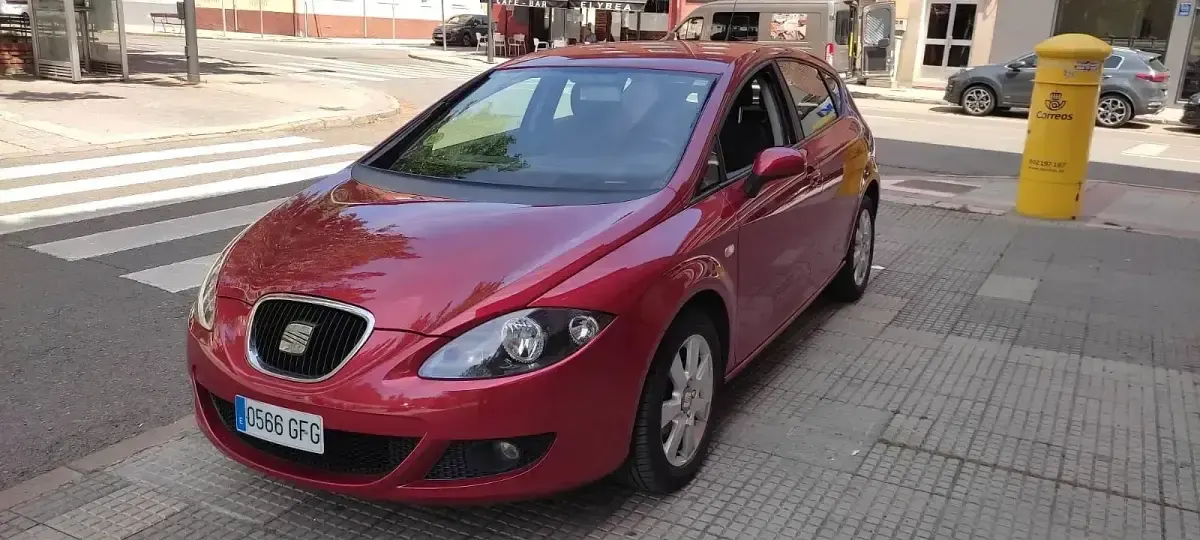 Usado Seat Leon Ecomotive 105 CV (77 kW) 2008 Rojo Utilitario