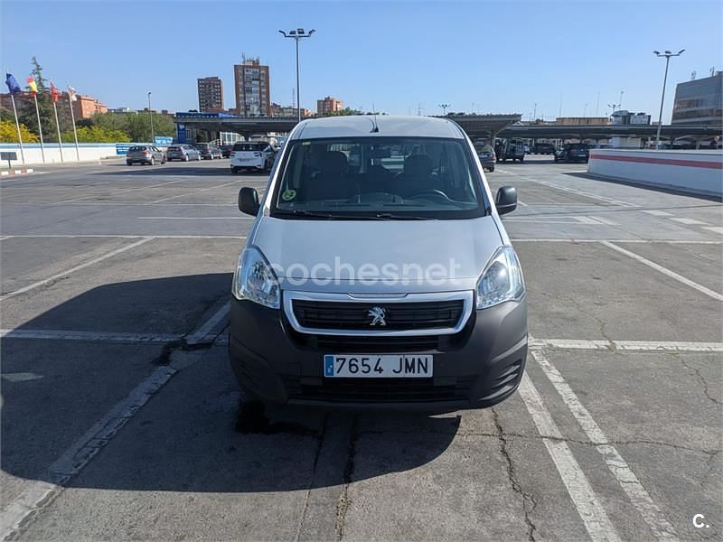 Usado Peugeot Partner Tepee Access 75 CV (55 kW) 2016 Gris / plata Monovolumen