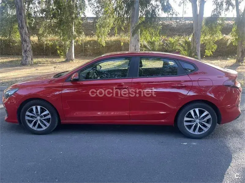Usado Hyundai i30 120 CV (88 kW) 2019 Rojo Berlina