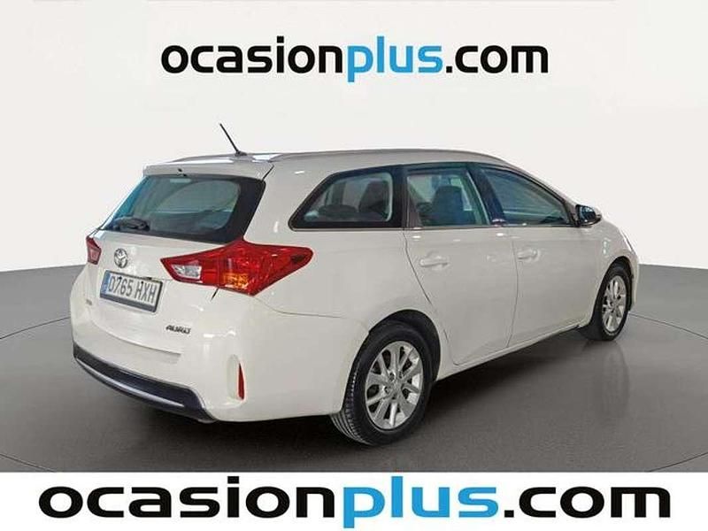 Usado Toyota Auris Touring Sports Active 132 CV (97 kW) 2014 Blanco Familiar