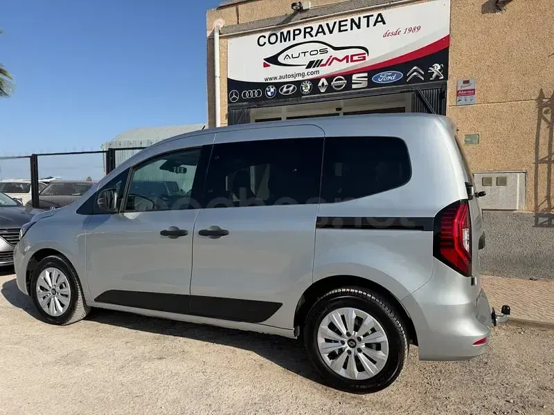 Usado Renault Kangoo 95 CV (69 kW) 2025 Gris / plata Monovolumen