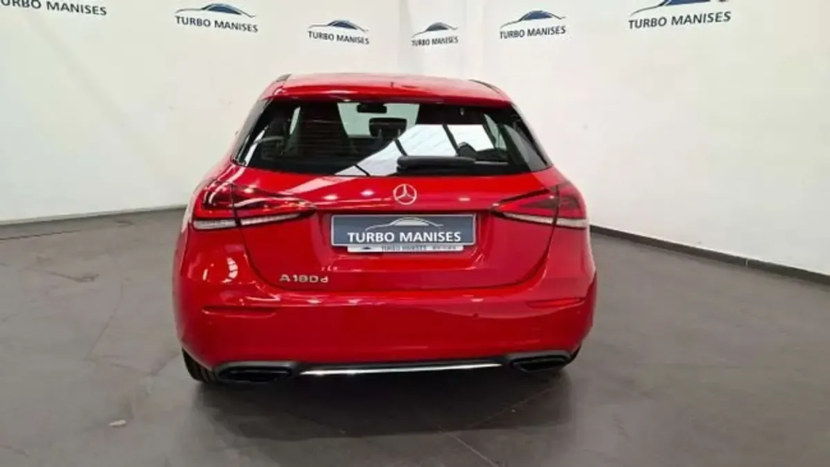 Usado Mercedes A180 109 CV (80 kW) 2019 Rojo Utilitario