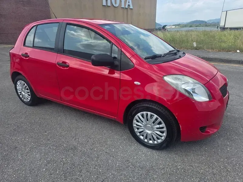Usado Toyota Yaris 87 CV (63 kW) 2008 Rojo Utilitario