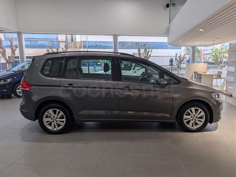 Usado VW Touran Business 115 CV (84 kW) 2021 Gris / plata Monovolumen