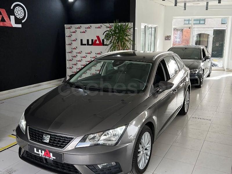 Usado Seat Leon Style 115 CV (84 kW) 2018 Gris / plata Familiar