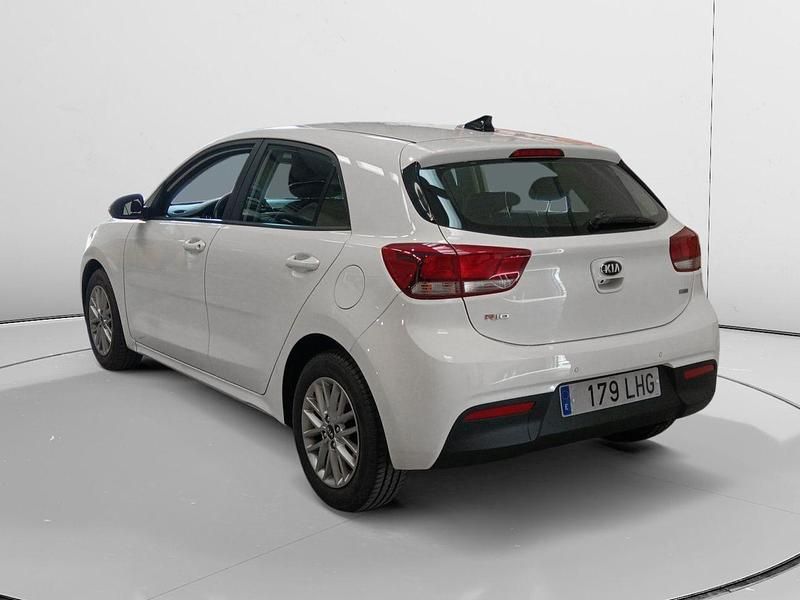 Usado Kia Rio 101 CV (74 kW) 2020 Blanco Berlina
