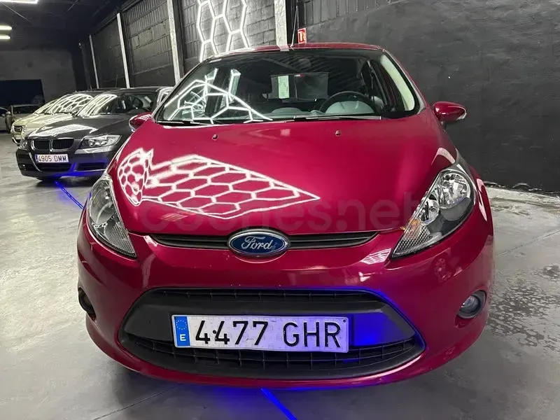 Usado Ford Fiesta Trend 70 CV (51 kW) 2010 Granate Berlina