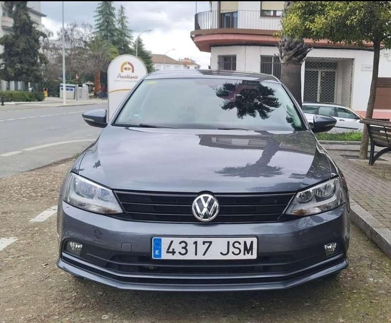 Azul Usado 2016 VW Jetta Advance Utilitario | 6900 € (Precio justo) - Imagen 1/4