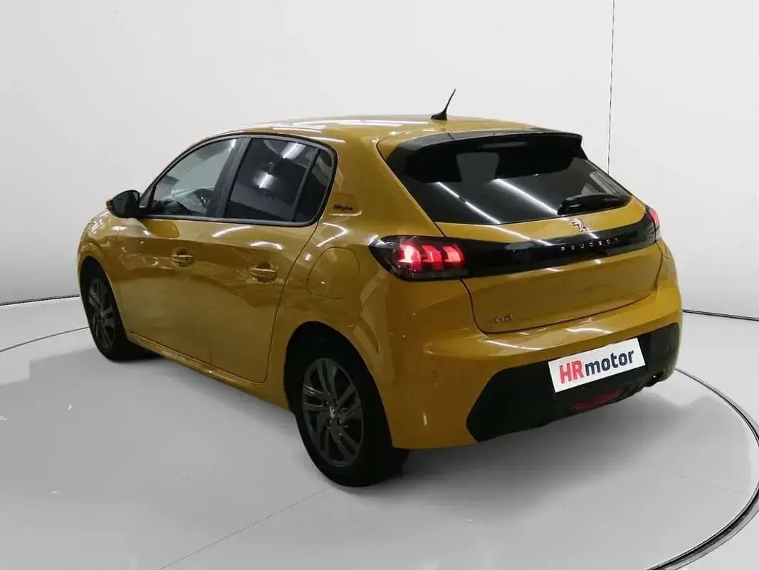 Usado Peugeot 208 Style 102 CV (75 kW) 2021 Amarillo Utilitario