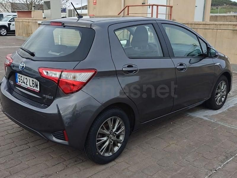 Usado Toyota Yaris Hybrid Active 100 CV (73 kW) 2019 Gris / plata Berlina