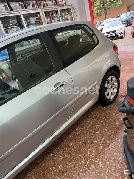 Usado Peugeot 307 110 CV (80 kW) 2002 Gris / plata Berlina