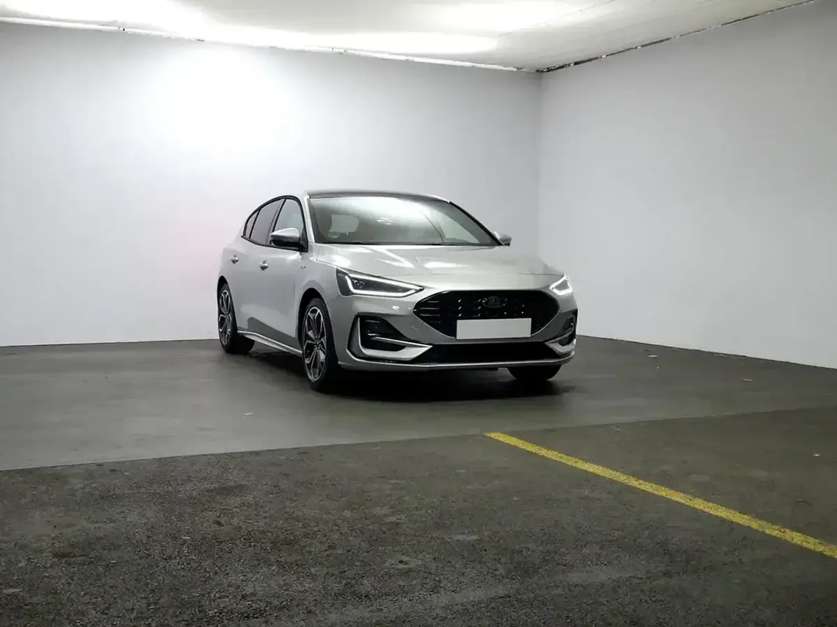 Usado Ford Focus ST-Line X 125 CV (91 kW) 2023 Plata Utilitario