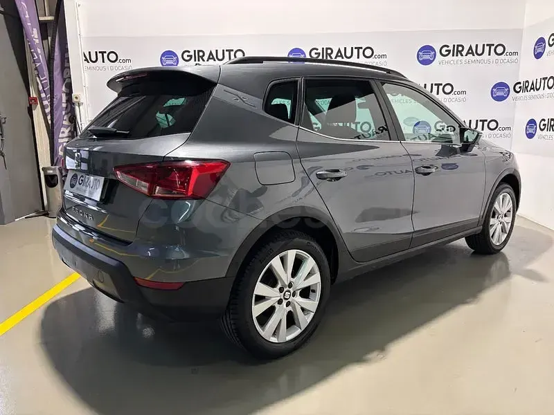 Usado Seat Arona Reference 95 CV (69 kW) 2017 Gris / plata SUV