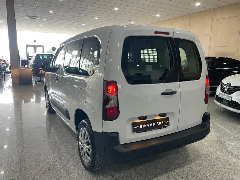 Usado Citroën Berlingo Live 102 CV (75 kW) 2023 Blanco Monovolumen