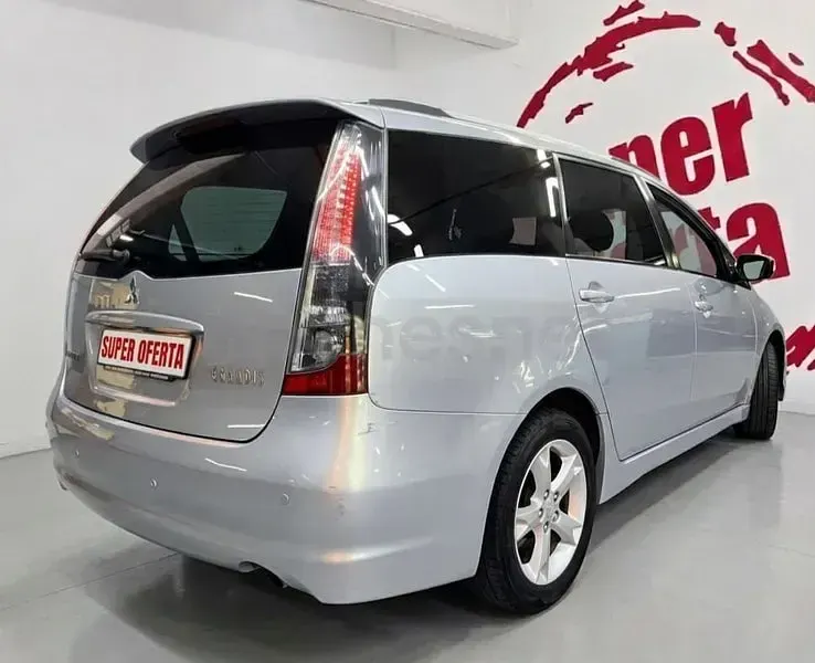 Usado Mitsubishi Grandis Intense 136 CV (100 kW) 2008 Gris / plata Monovolumen
