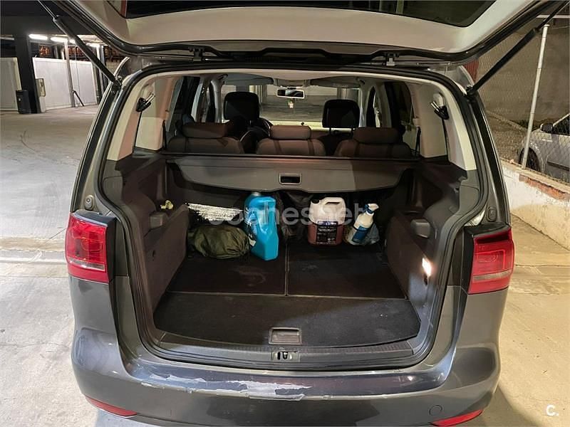 Usado VW Touran Advance 105 CV (77 kW) 2014 Gris / plata Monovolumen