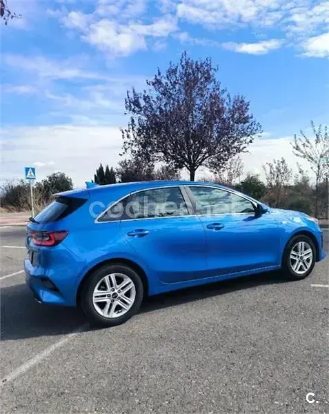 Usado Kia Ceed 100 CV (73 kW) 2019 Azul Utilitario