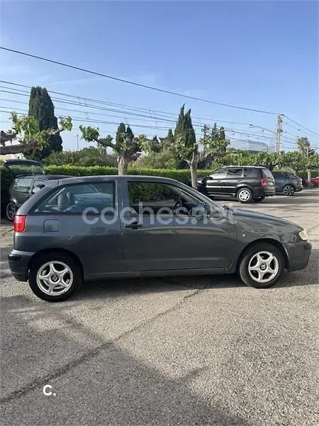 Usado Seat Ibiza 60 CV (44 kW) 2001 Gris / plata Utilitario