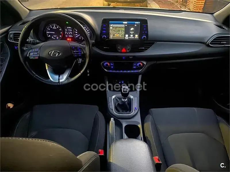 Usado Hyundai i30 120 CV (88 kW) 2019 Azul Berlina