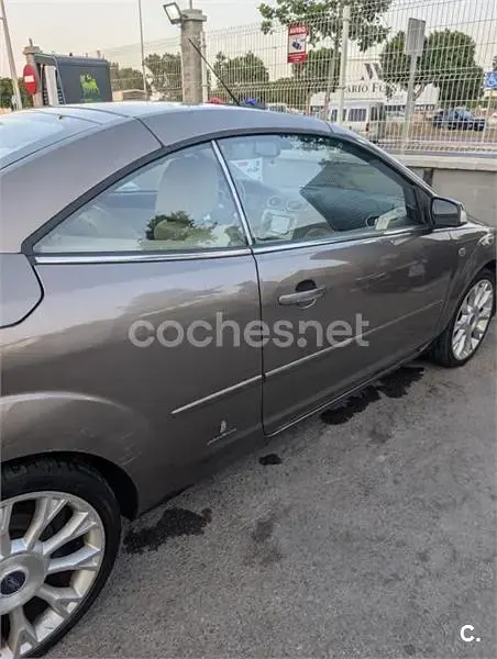 Usado Ford Focus Cabriolet Titanium 136 CV (100 kW) 2007 Marrón Descapotable