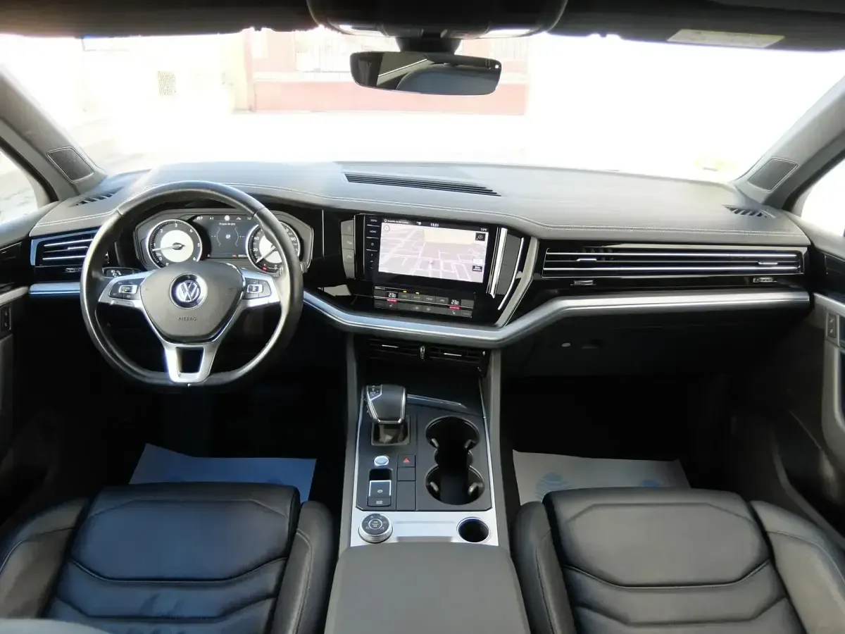 Second-hand VW Touareg R-line 231 CP (169 kW) 2021 Alb SUV