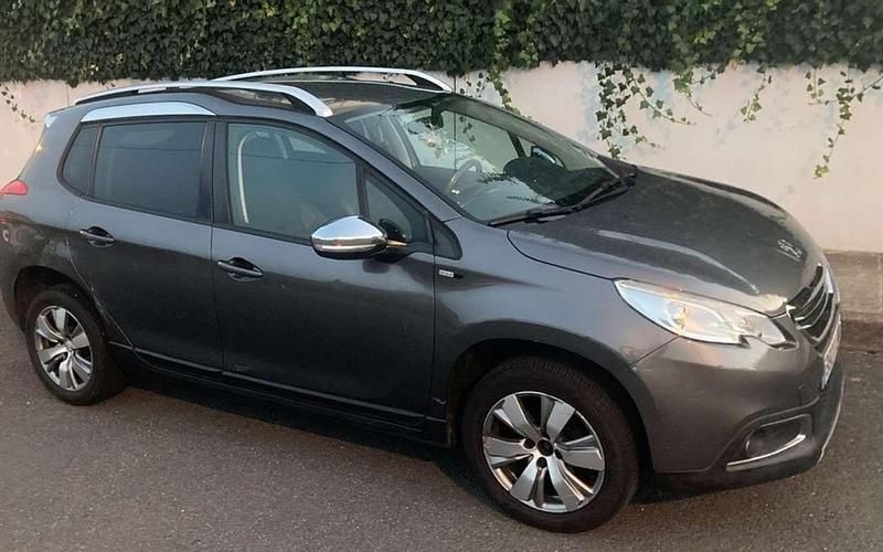 Usado Peugeot 2008 Style 100 CV (73 kW) 2016 Gris / plata SUV