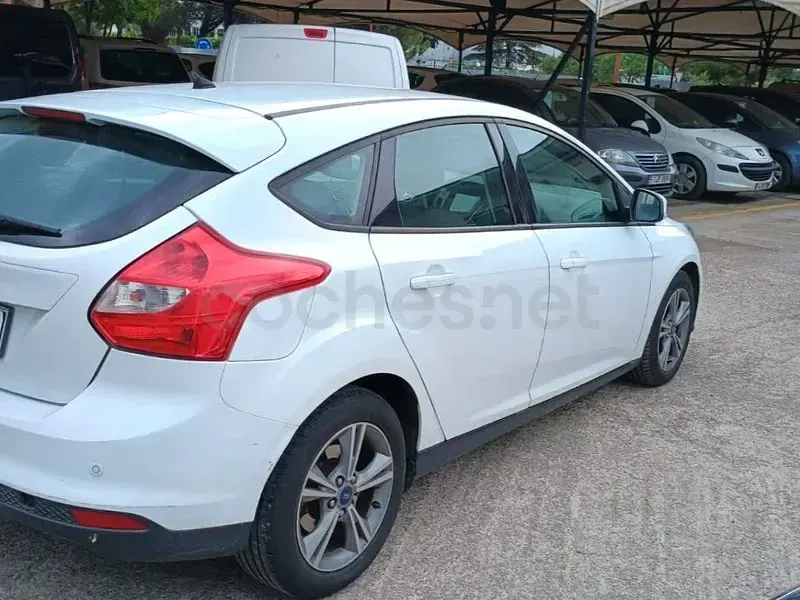 Usado Ford Focus 115 CV (84 kW) 2014 Blanco Berlina