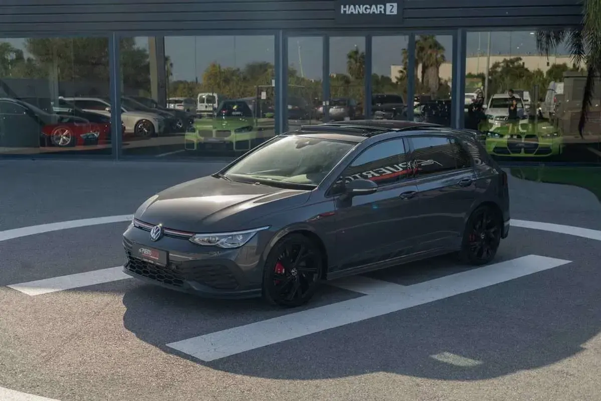 Usado VW Golf VIII GTI 300 CV (220 kW) 2023 Negro Utilitario