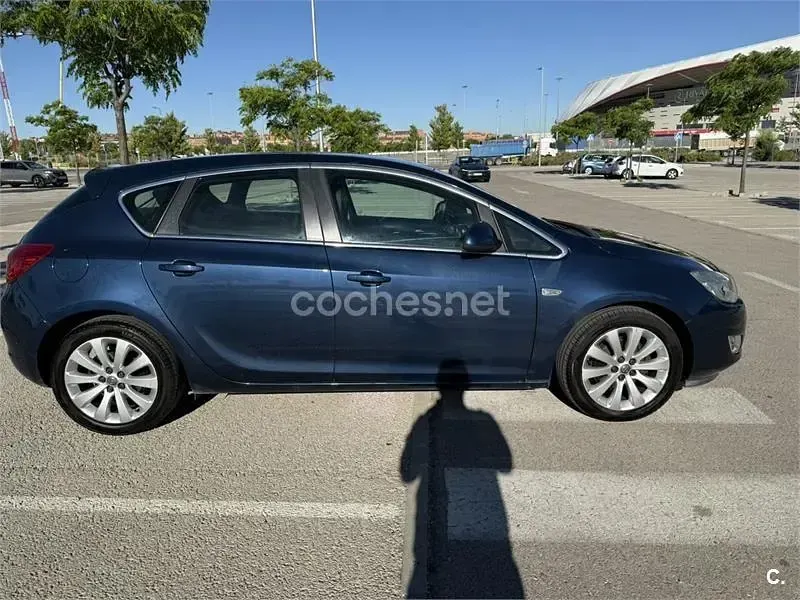 Usado Opel Astra Cosmo 115 CV (84 kW) 2010 Azul Berlina