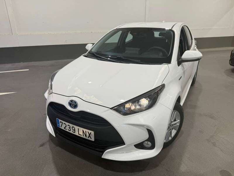 Blanco Usado 2021 Toyota Yaris Hybrid Active Utilitario | 16.400 € (Precio justo) - Imagen 1/4