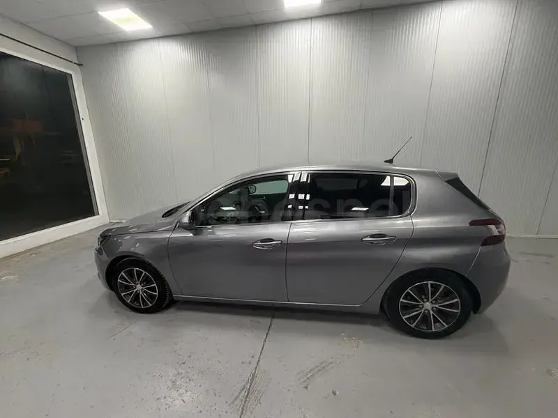 Usado Peugeot 308 Active 110 CV (80 kW) 2016 Gris / plata Berlina