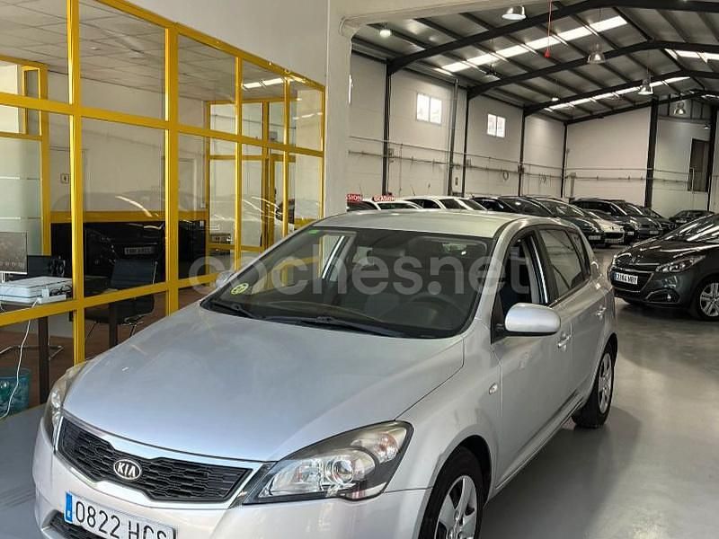 Gris / plata Usado 2011 Kia Ceed Berlina | 5900 € (Precio justo) - Imagen 1/4