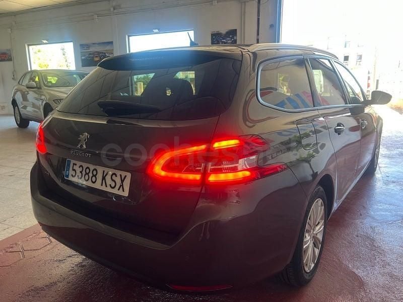 Usado Peugeot 308 SW Active 130 CV (95 kW) 2020 Gris / plata Familiar