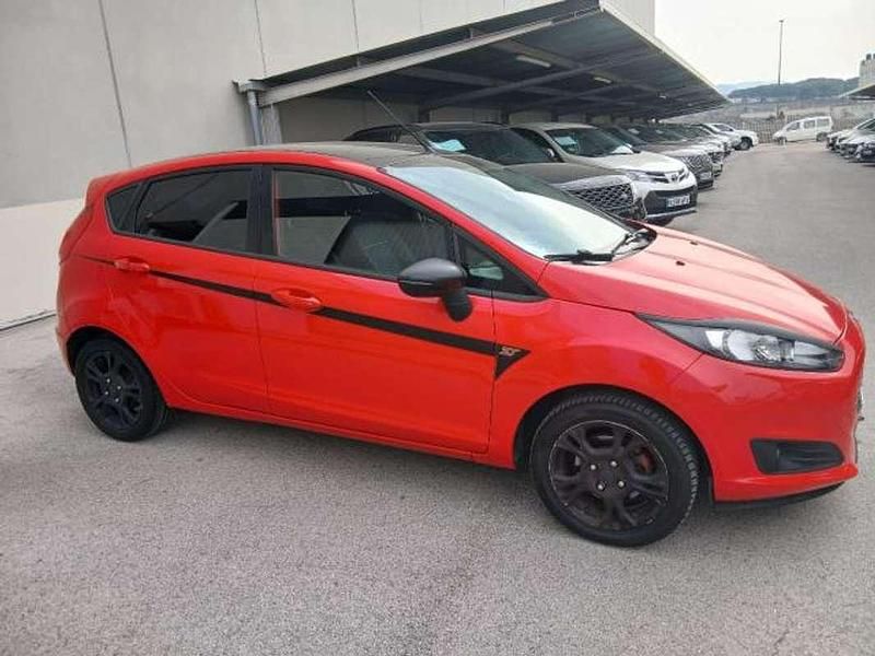 Usado Ford Fiesta Trend 101 CV (74 kW) 2013 Rojo Utilitario