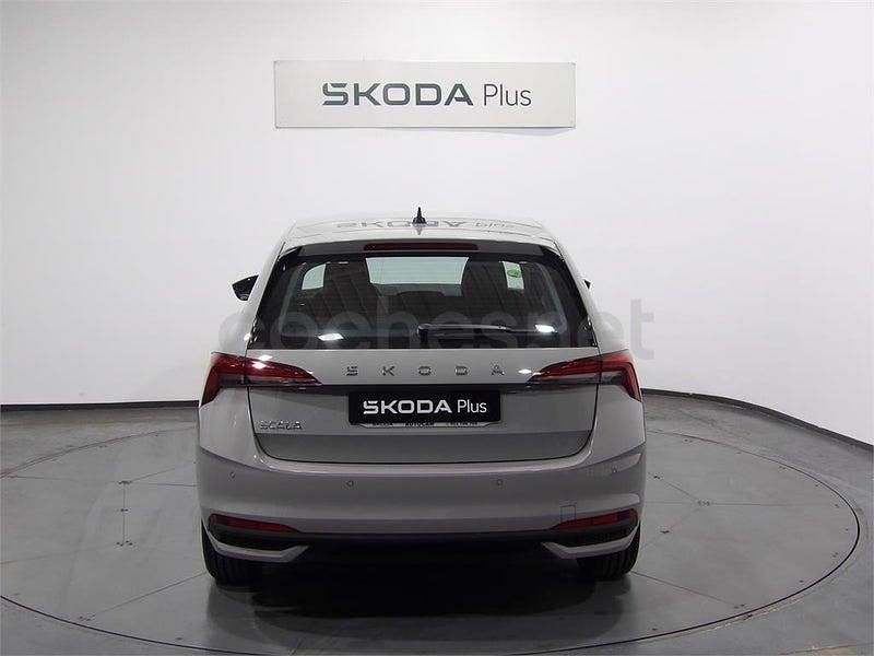 Usado Skoda Scala Essence 95 CV (69 kW) 2024 Gris / plata Utilitario