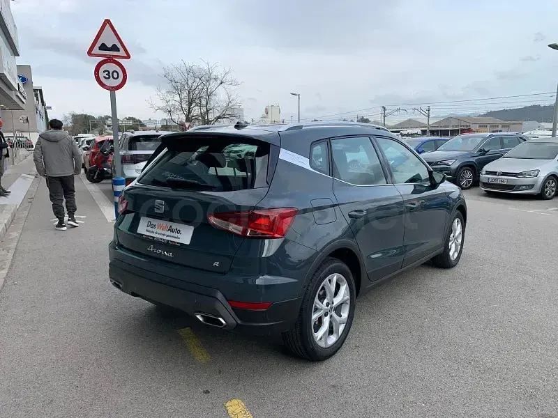 Usado Seat Arona FR 150 CV (110 kW) 2025 Gris / plata SUV