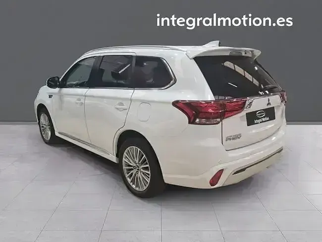 Usado Mitsubishi Outlander P-HEV 224 CV (164 kW) 2021 Blanco SUV